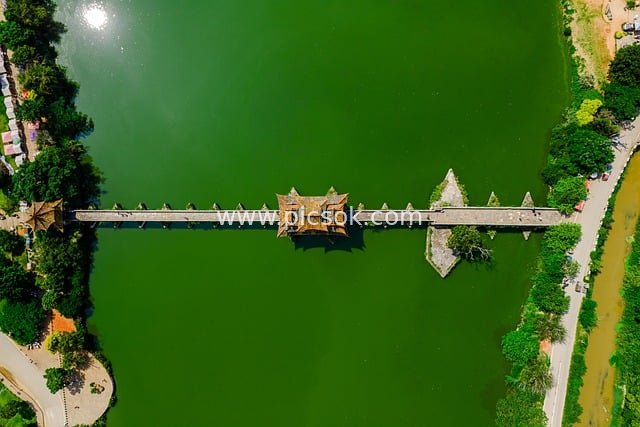 航拍翠绿湖泊古桥 夏日自然景观素材