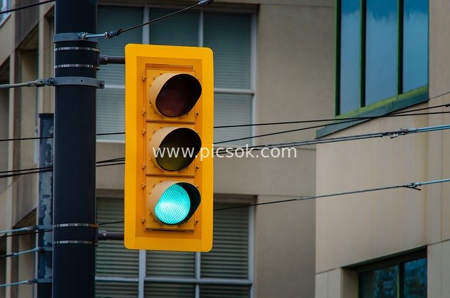 城市街道绿灯亮起的交通信号灯特写