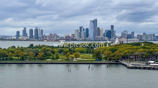 纽约曼哈顿多云天城市天际线景观
