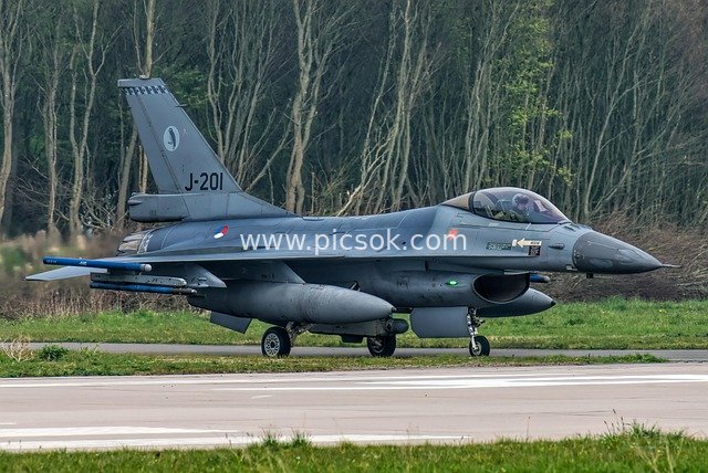 Royal Netherlands Air Force F-16 Fighting Falcon Taxiing on Airport Runway | Military Aviation Real Shot