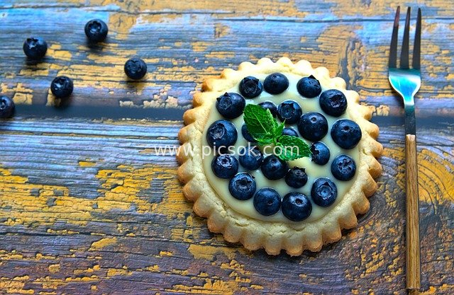 诱人蓝莓挞 复古木质桌面美食静物图