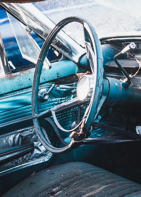 复古经典汽车内饰 旧方向盘与蓝色车厢