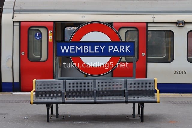 London Wembley Park Station: Train and Waiting Area