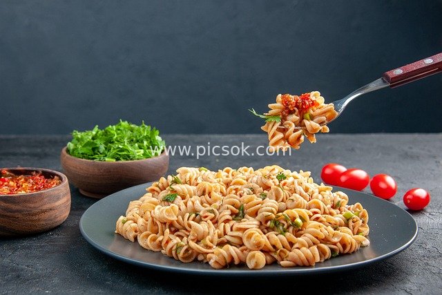 诱人螺旋意面 鲜蔬摆盘美食特写