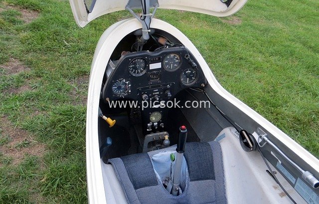 小型飞机驾驶舱 操纵杆仪表盘细节实拍