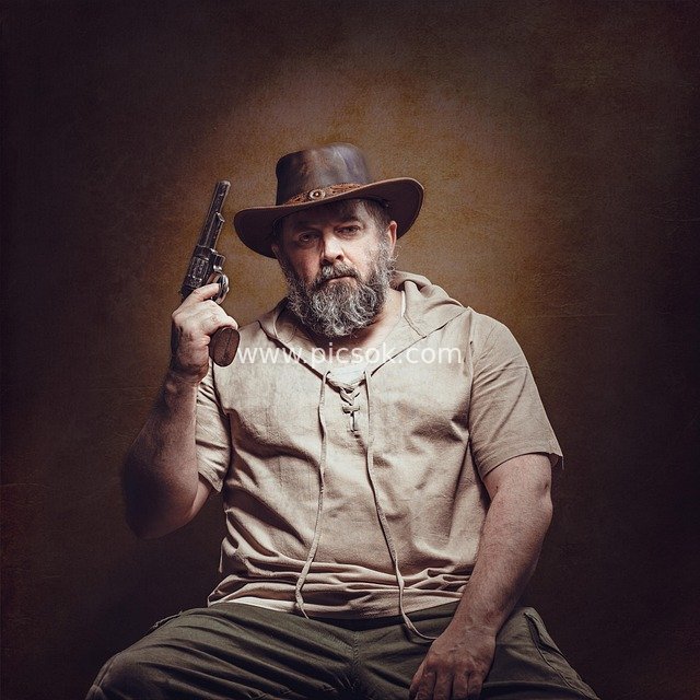 西部风格持枪男子复古肖像 牛仔风创意摄影