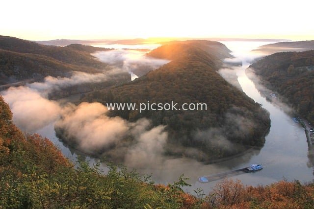 萨尔河大弯晨雾秋景 德国萨尔州自然风光