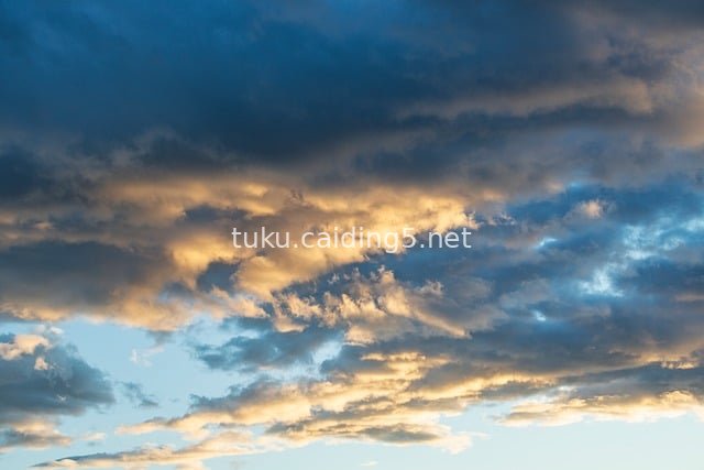 蓝橙交织的日落云层唯美风景图