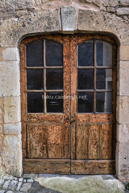 中世纪古堡旧木门 石墙拱形历史入口