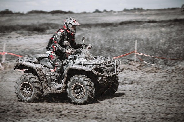 泥泞赛道上的全地形车越野竞赛