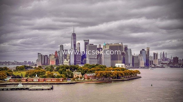 纽约曼哈顿阴天城市天际线建筑群景观