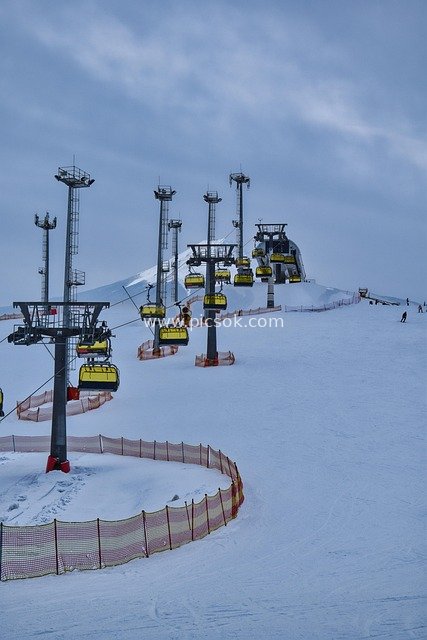 冬季滑雪场缆车与滑雪者的冰雪场景