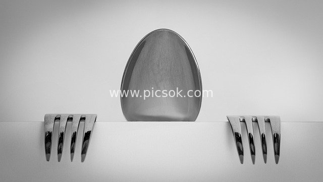 创意餐具艺术：银勺银叉半露的极简美学