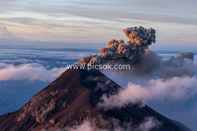 火山喷发日出云海震撼自然景观