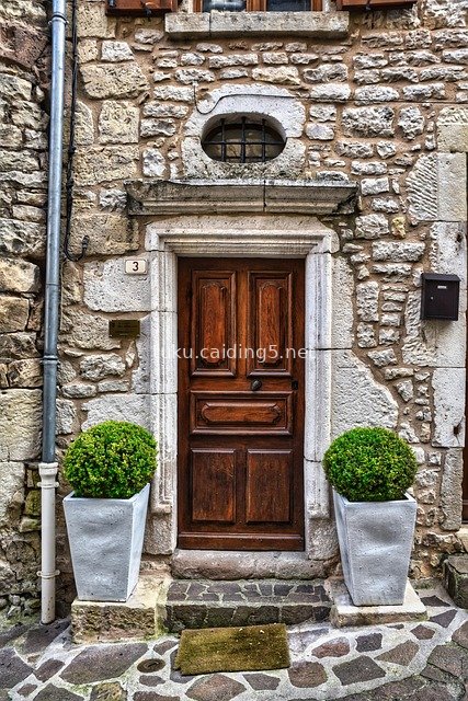 中世纪乡村石屋木门廊 复古建筑美学素材