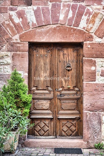 中世纪复古木门 红砂石墙历史建筑