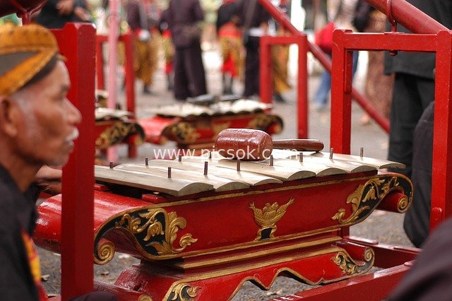 印尼爪哇传统甘美兰音乐表演场景