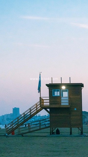 Beach Lifeguard Tower at Dusk: A Serene and Safe Seaside Scene