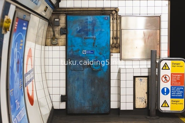 伦敦地铁车站蓝色脏门与警示标识场景
