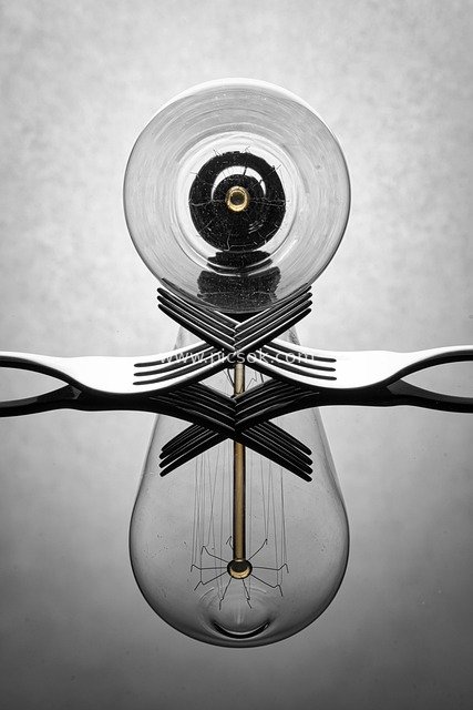 黑白创意：灯泡与叉子的对称艺术构图