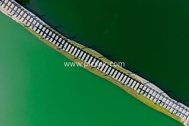 航拍绿色湿地长堤 水上建筑景观素材