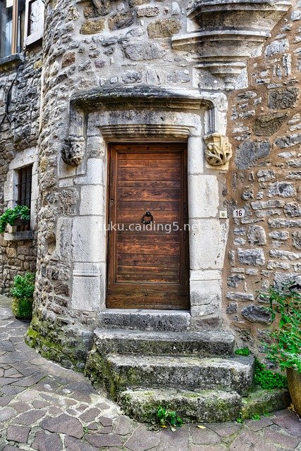 中世纪乡村石头建筑的古朴木门与石阶