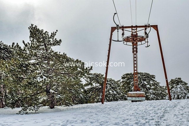 塞浦路斯特罗多斯山滑雪缆车冬日雪景