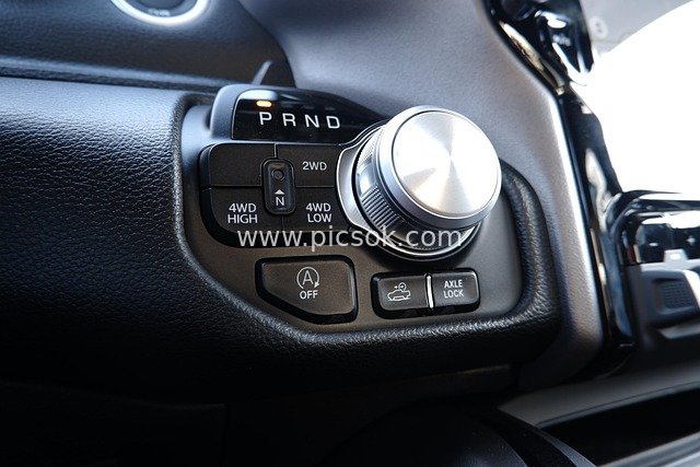 道奇公羊皮卡换挡旋钮及四驱控制细节