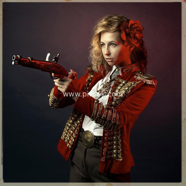 金发女子持复古火枪cosplay华丽军官造型