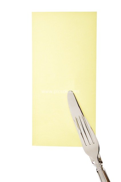 黄色空白便签纸与银色刀叉餐具组合