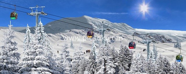 冬日阿尔卑斯雪山滑雪缆车度假景观