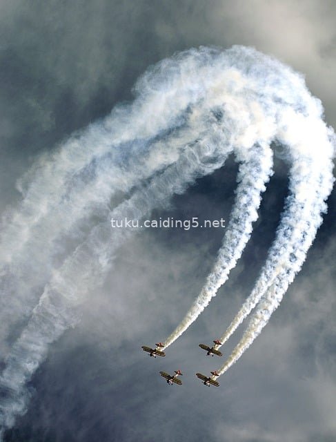 红男爵中队双翼机特技飞行 空中拉烟编队表演