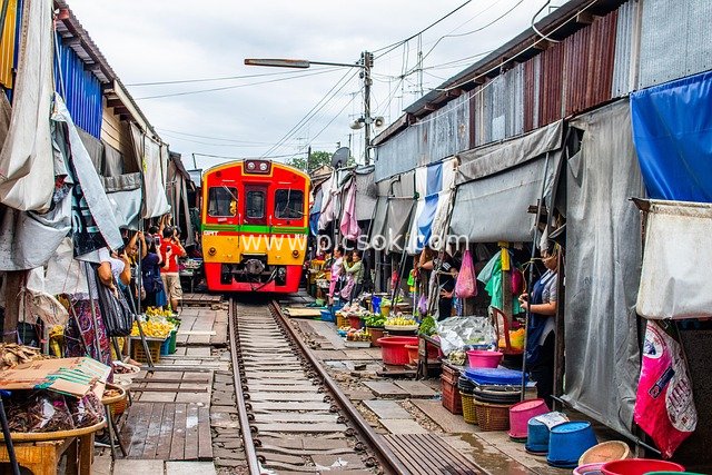 泰国美功铁道市场 火车穿梭市井的独特景观