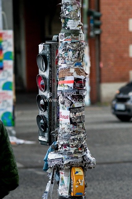 柏林街头贴满多彩贴纸的交通灯柱