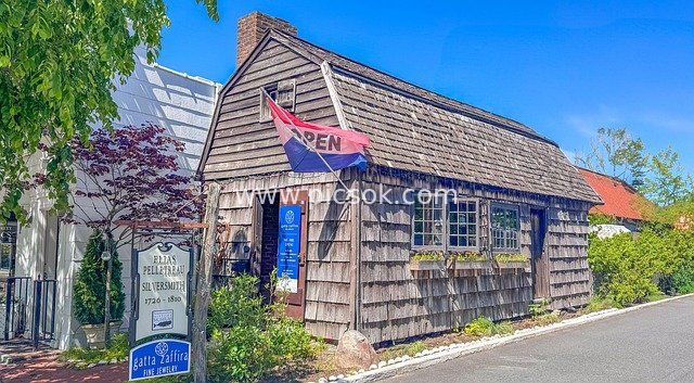 纽约汉普顿夏日风景中的木质商业小屋