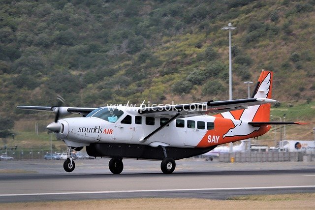 Takeoff and Landing Moment of a Cessna 208 Caravan at Sounds Air Airport