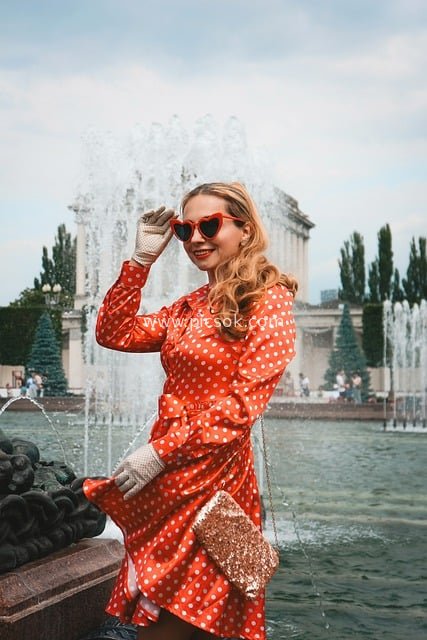 复古红裙金发女子 喷泉旁浪漫时尚瞬间