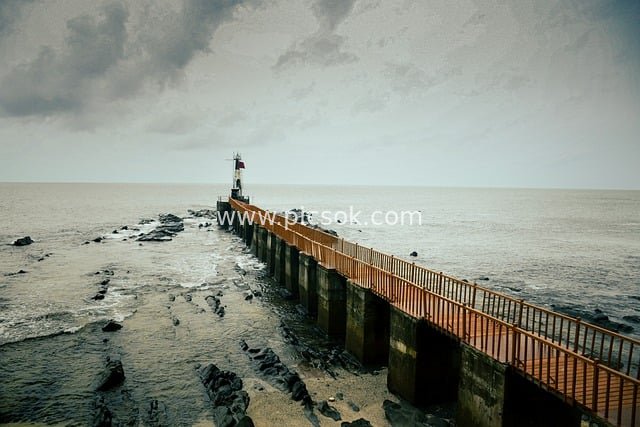 阴天海边栈桥灯塔 海岸景观摄影素材