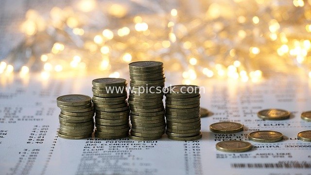 温暖灯光下的欧元硬币与财务报表