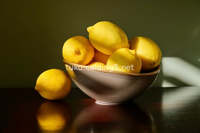 新鲜黄柠檬静物摄影 碗中柠檬光影质感图