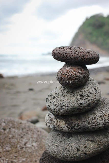 海滩火山岩堆叠石塔 海岸自然风景摄影图