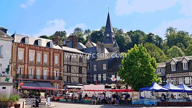 欧洲小镇集市 传统建筑与教堂风光