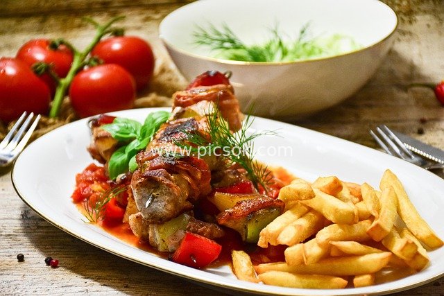 美味烤肉串配薯条 精致西餐美食摆盘