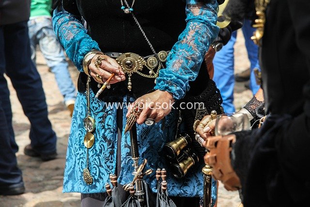 Dutch Vintage Clothing Festival: Historical Style Attire and Exquisite Accessories