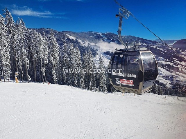冬季雪山滑雪缆车 户外旅行休闲雪景图