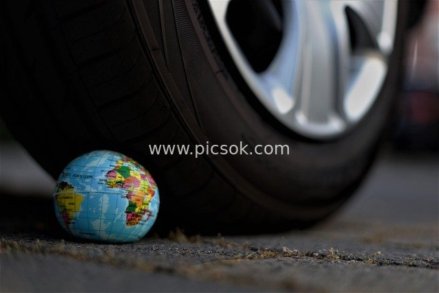 汽车轮胎旁的地球仪 隐喻气候变化危机