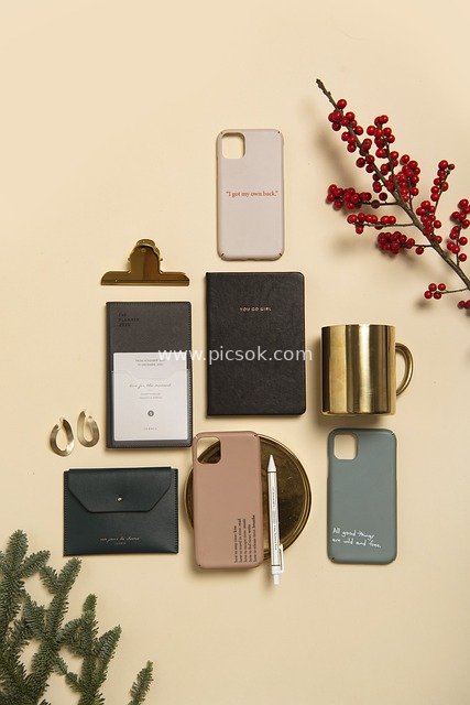 圣诞主题办公文具与礼物装饰场景图