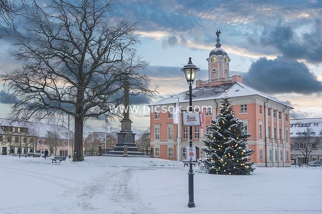 德国滕普林冬季市政厅广场雪景图