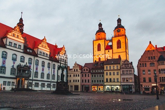 德国维滕贝格市集广场历史建筑夜景