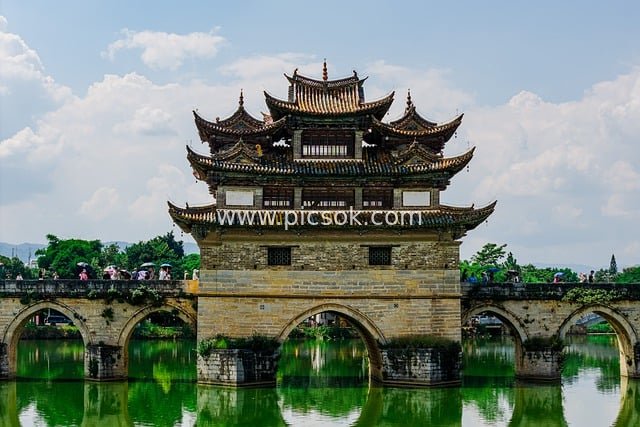 云南建水双龙桥 古桥楼阁映碧水